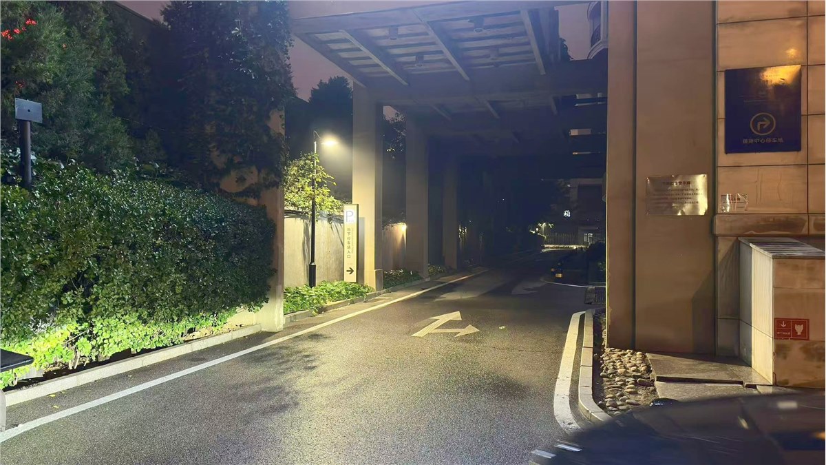 业主倾情捐赠、照亮美好生活 — 记福景苑业主向公寓赠送户外照明灯具